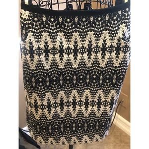 Black and White Skirt w Pockets